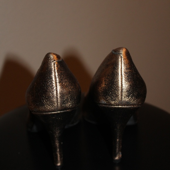 Jessica Simpson, gold high heel pump - Picture 3 of 4